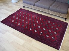 画像2: 良品 ペルシャ 部族絨毯 バルーチ 縦2m 横1m 2.2㎡ 〜2帖程度 リビング ダイニング 2〜3人掛けソファ センターテーブル サイズ 190 x 115 cm No.R219 天然 肉厚 ウール 手織り トライバル ラグ 敷物 マット カーペット 幾何学模様 ヴィンテージ ビンテージ  赤系 ワインレッド エンジ b-r219-190115h001031 (2)