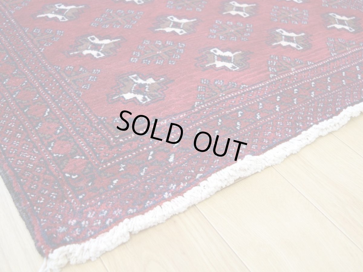 画像11: 良品 ペルシャ 部族絨毯 バルーチ 縦2m 横1m 2.2㎡ 〜2帖程度 リビング ダイニング 2〜3人掛けソファ センターテーブル サイズ 190 x 115 cm No.R219 天然 肉厚 ウール 手織り トライバル ラグ 敷物 マット カーペット 幾何学模様 ヴィンテージ ビンテージ  赤系 ワインレッド エンジ b-r219-190115h001031 (11)