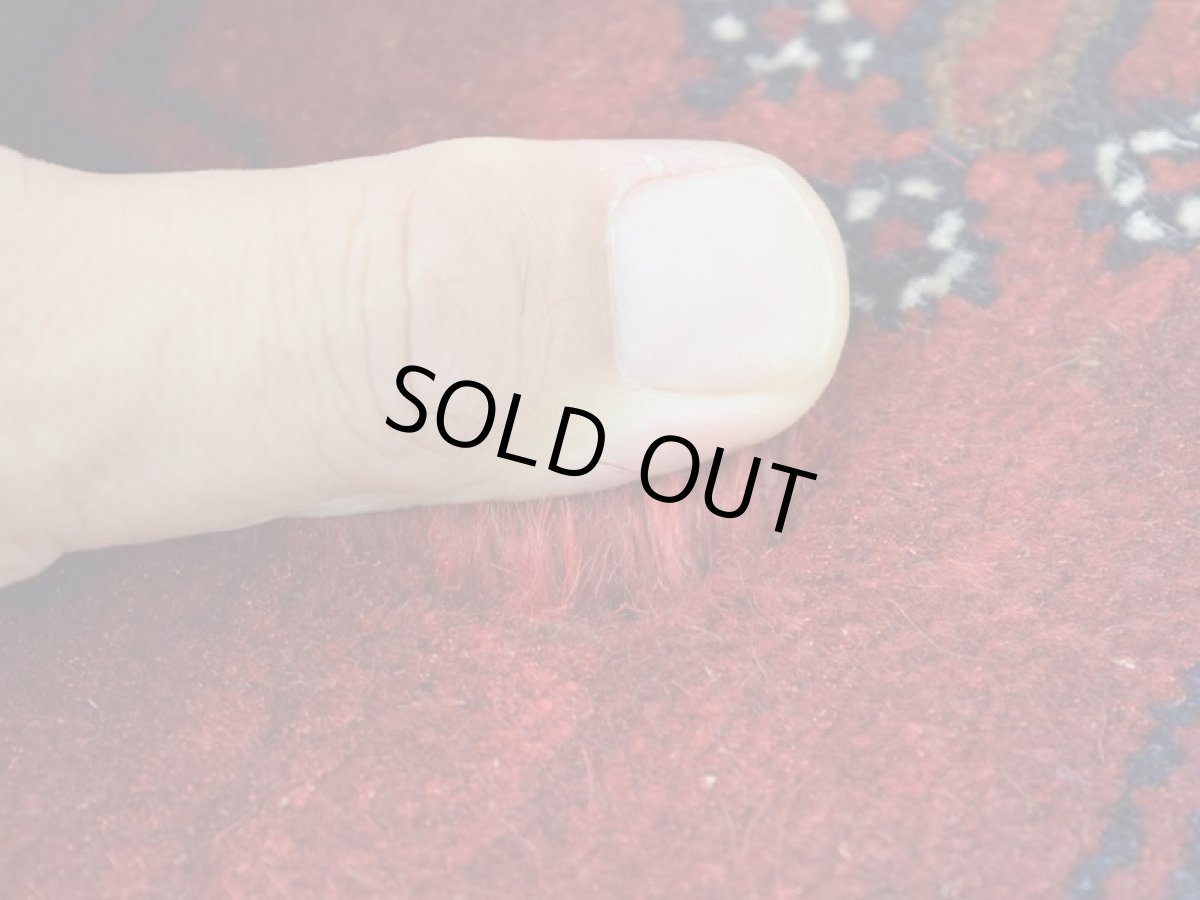 画像13: 良品 ペルシャ 部族絨毯 バルーチ 縦2m 横1m 2.2㎡ 〜2帖程度 リビング ダイニング 2〜3人掛けソファ センターテーブル サイズ 190 x 115 cm No.R219 天然 肉厚 ウール 手織り トライバル ラグ 敷物 マット カーペット 幾何学模様 ヴィンテージ ビンテージ  赤系 ワインレッド エンジ b-r219-190115h001031 (13)