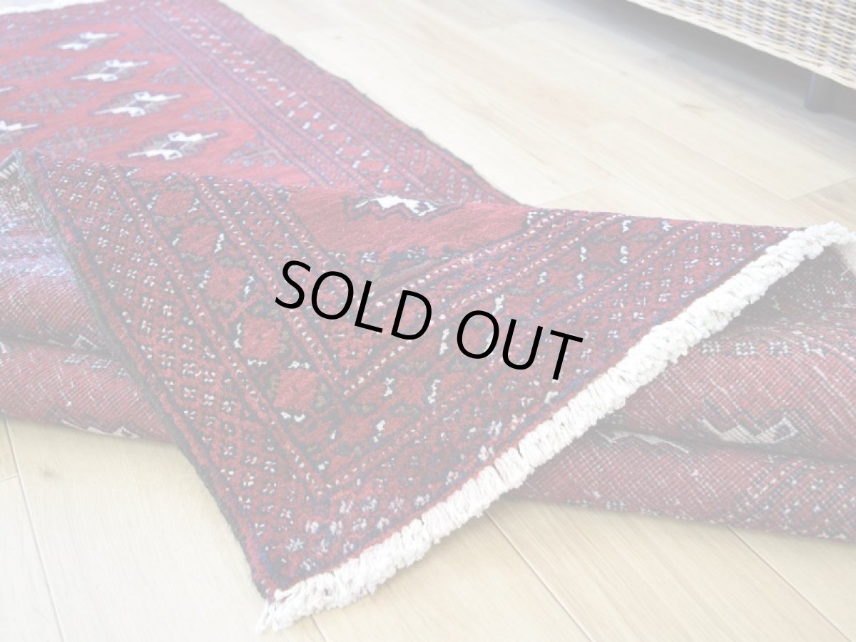 画像15: 良品 ペルシャ 部族絨毯 バルーチ 縦2m 横1m 2.2㎡ 〜2帖程度 リビング ダイニング 2〜3人掛けソファ センターテーブル サイズ 190 x 115 cm No.R219 天然 肉厚 ウール 手織り トライバル ラグ 敷物 マット カーペット 幾何学模様 ヴィンテージ ビンテージ  赤系 ワインレッド エンジ b-r219-190115h001031 (15)