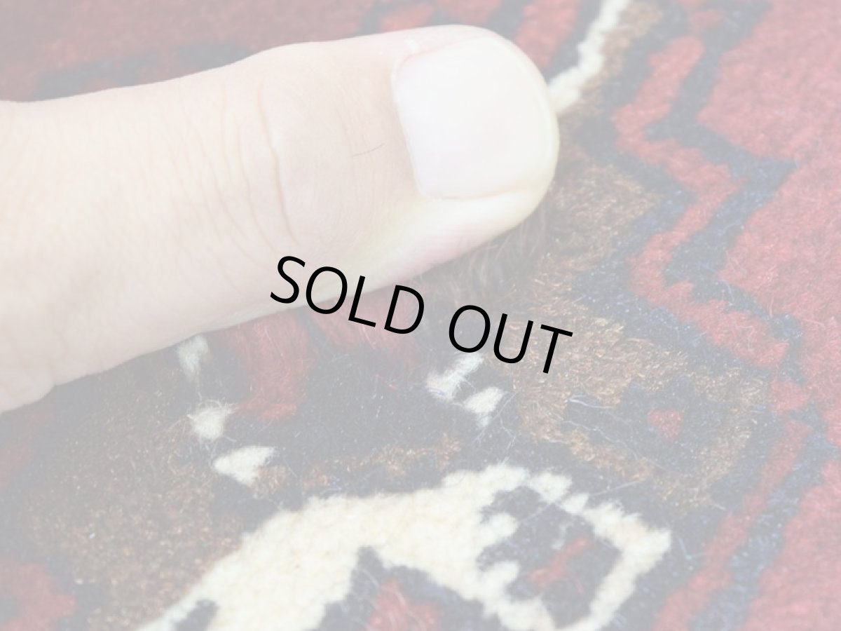 画像12: 良品 ペルシャ 部族絨毯 バルーチ 縦2m 横1m 2.2㎡ 〜2帖程度 リビング ダイニング 2〜3人掛けソファ センターテーブル サイズ 190 x 115 cm No.R219 天然 肉厚 ウール 手織り トライバル ラグ 敷物 マット カーペット 幾何学模様 ヴィンテージ ビンテージ  赤系 ワインレッド エンジ b-r219-190115h001031 (12)