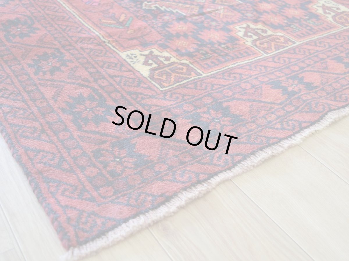 画像11: 良品 ペルシャ 部族絨毯 バルーチ 縦2m 横1m 2.2㎡ 〜2帖程度 リビング ダイニング 2〜3人掛けソファ センターテーブル サイズ 210 x 110 cm No.AD331 天然 肉厚 ウール 手織り トライバル ラグ 敷物 マット カーペット 幾何学模様 ヴィンテージ ビンテージ  赤 ブラウン 赤茶系  b-ad331-210110h091742 (11)