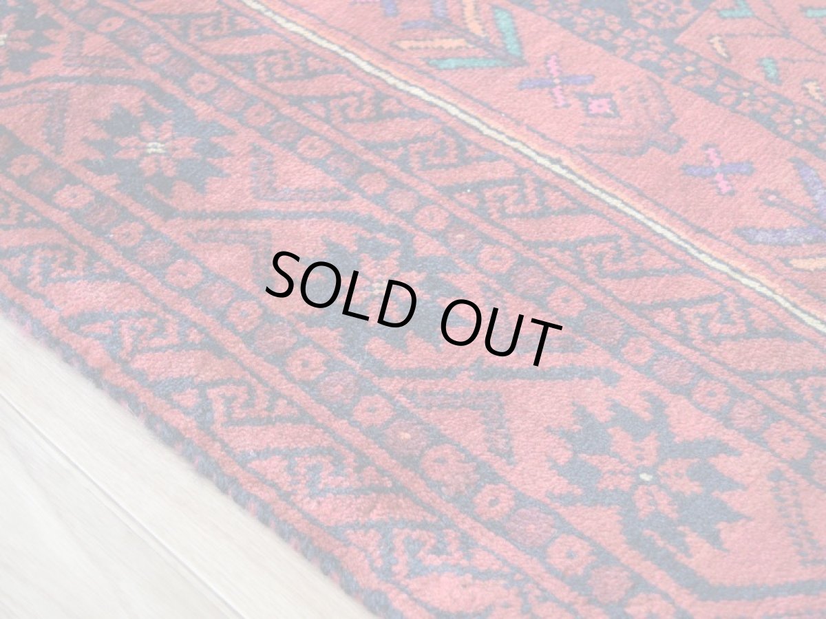 画像10: 良品 ペルシャ 部族絨毯 バルーチ 縦2m 横1m 2.2㎡ 〜2帖程度 リビング ダイニング 2〜3人掛けソファ センターテーブル サイズ 210 x 110 cm No.AD331 天然 肉厚 ウール 手織り トライバル ラグ 敷物 マット カーペット 幾何学模様 ヴィンテージ ビンテージ  赤 ブラウン 赤茶系  b-ad331-210110h091742 (10)