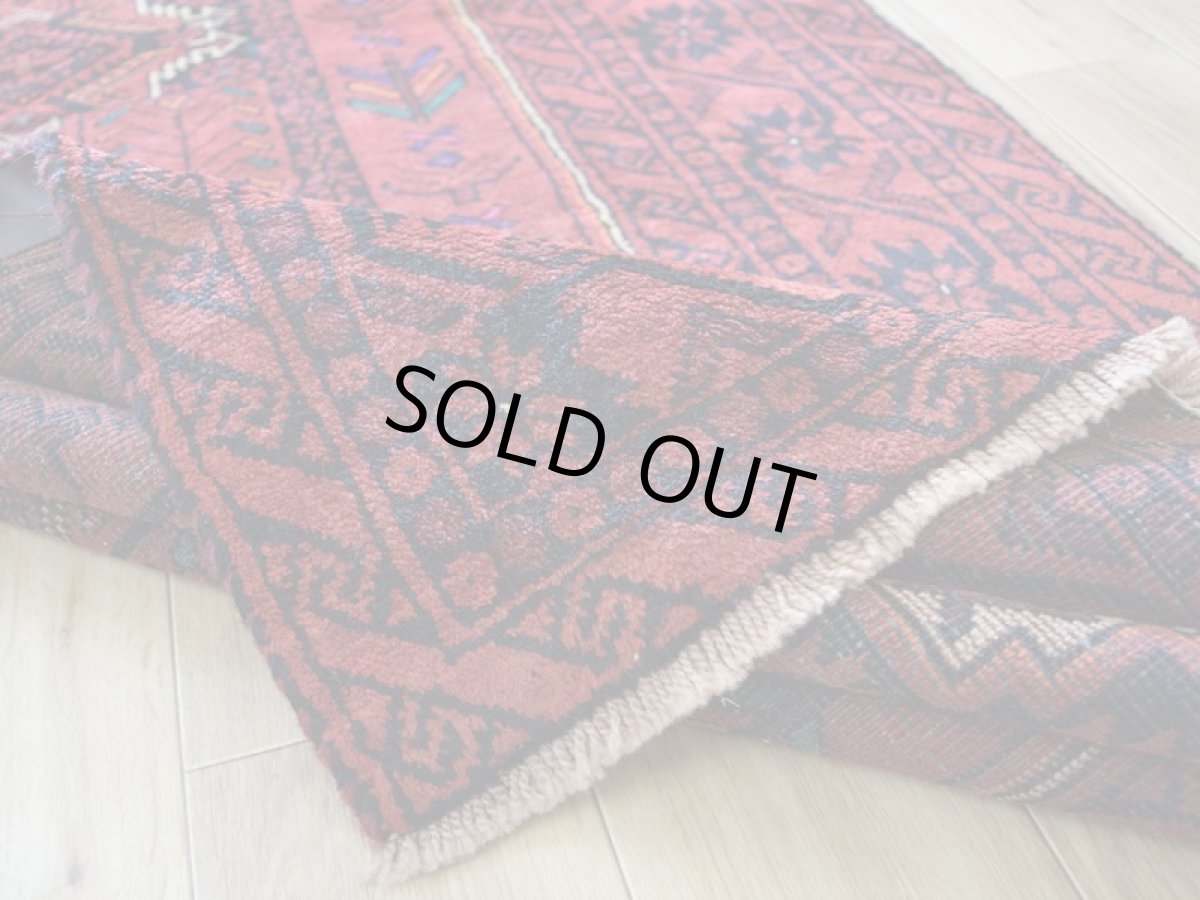 画像13: 良品 ペルシャ 部族絨毯 バルーチ 縦2m 横1m 2.2㎡ 〜2帖程度 リビング ダイニング 2〜3人掛けソファ センターテーブル サイズ 210 x 110 cm No.AD331 天然 肉厚 ウール 手織り トライバル ラグ 敷物 マット カーペット 幾何学模様 ヴィンテージ ビンテージ  赤 ブラウン 赤茶系  b-ad331-210110h091742 (13)