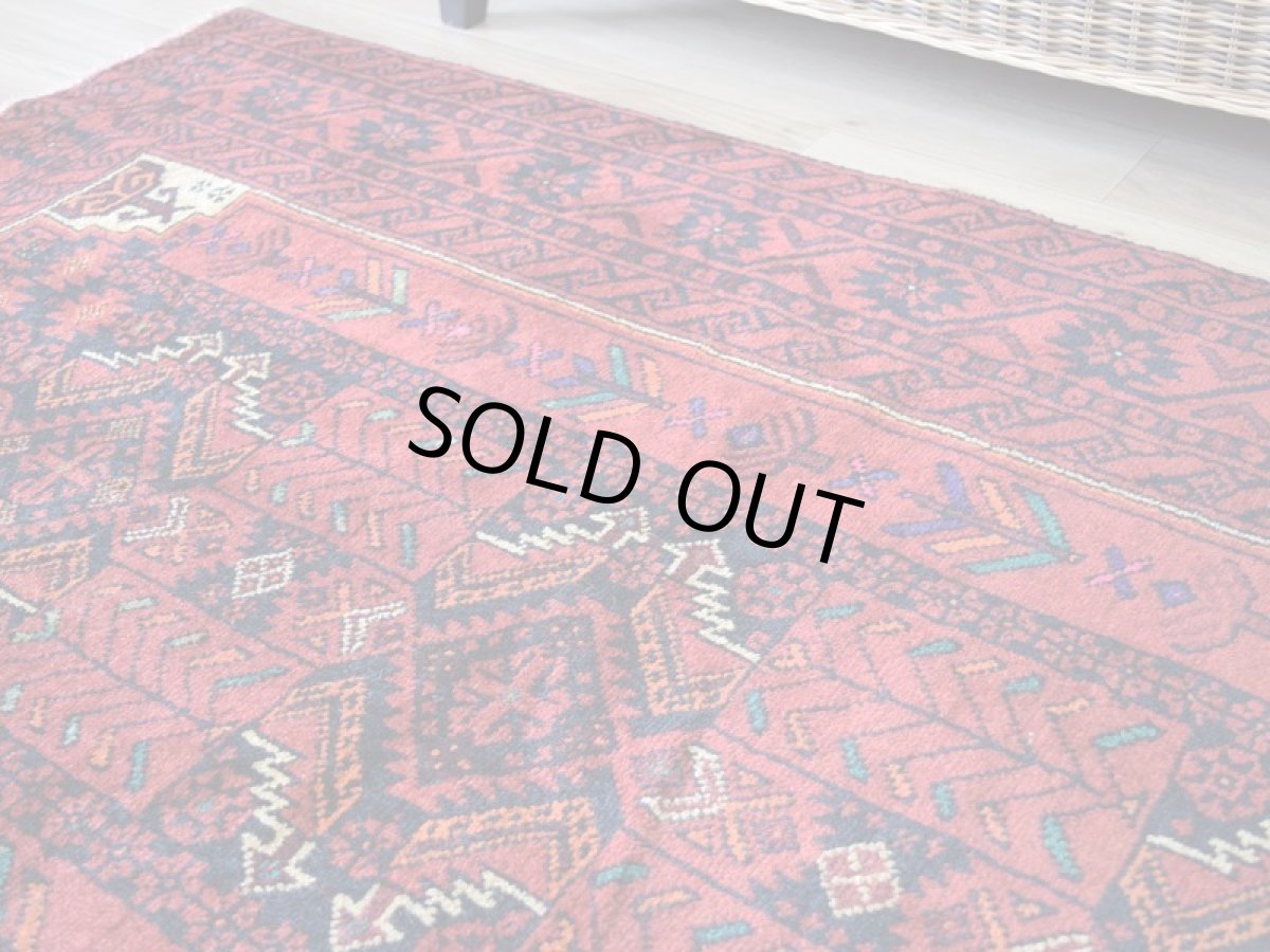 画像9: 良品 ペルシャ 部族絨毯 バルーチ 縦2m 横1m 2.2㎡ 〜2帖程度 リビング ダイニング 2〜3人掛けソファ センターテーブル サイズ 210 x 110 cm No.AD331 天然 肉厚 ウール 手織り トライバル ラグ 敷物 マット カーペット 幾何学模様 ヴィンテージ ビンテージ  赤 ブラウン 赤茶系  b-ad331-210110h091742 (9)