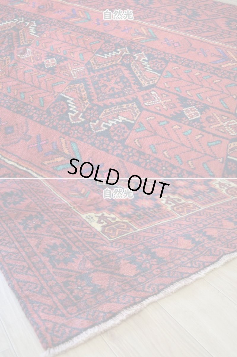 画像8: 良品 ペルシャ 部族絨毯 バルーチ 縦2m 横1m 2.2㎡ 〜2帖程度 リビング ダイニング 2〜3人掛けソファ センターテーブル サイズ 210 x 110 cm No.AD331 天然 肉厚 ウール 手織り トライバル ラグ 敷物 マット カーペット 幾何学模様 ヴィンテージ ビンテージ  赤 ブラウン 赤茶系  b-ad331-210110h091742 (8)