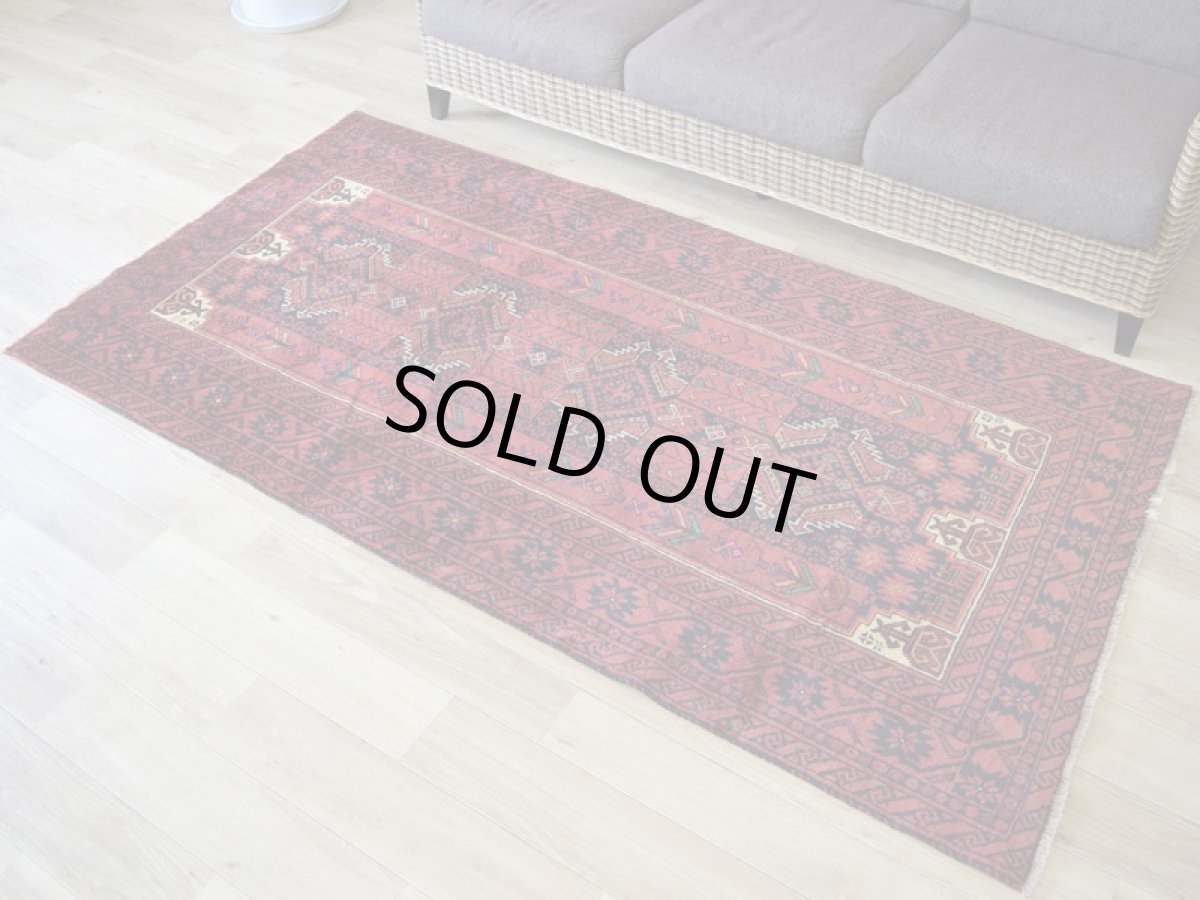 画像2: 良品 ペルシャ 部族絨毯 バルーチ 縦2m 横1m 2.2㎡ 〜2帖程度 リビング ダイニング 2〜3人掛けソファ センターテーブル サイズ 210 x 110 cm No.AD331 天然 肉厚 ウール 手織り トライバル ラグ 敷物 マット カーペット 幾何学模様 ヴィンテージ ビンテージ  赤 ブラウン 赤茶系  b-ad331-210110h091742 (2)