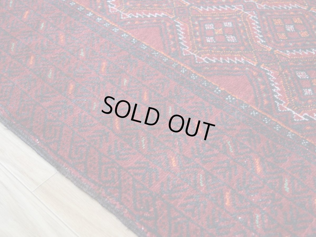 画像10: 良品 ペルシャ 部族絨毯 バルーチ 縦2m 横1m 2㎡ 〜2帖程度 リビング ダイニング 2〜3人掛けソファ センターテーブル サイズ 200 x 105 cm No.R224 天然 肉厚 ウール 手織り トライバル ラグ 敷物 マット カーペット 幾何学模様 ヴィンテージ ビンテージ  赤 レッド 黒 ブラック 濃紺 ダークネイビー b-r224-200105h001031 (10)