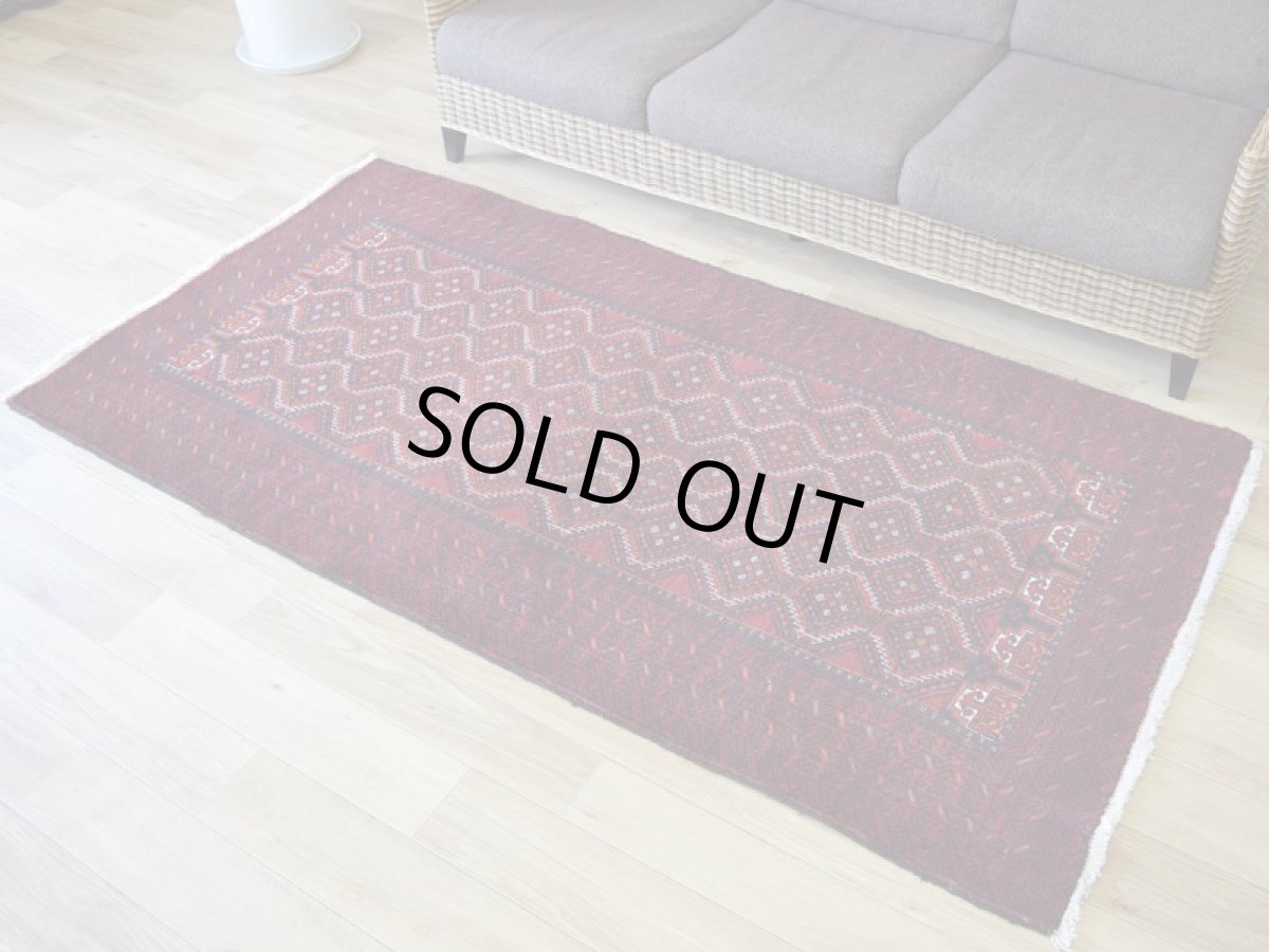 画像2: 良品 ペルシャ 部族絨毯 バルーチ 縦2m 横1m 2㎡ 〜2帖程度 リビング ダイニング 2〜3人掛けソファ センターテーブル サイズ 200 x 105 cm No.R224 天然 肉厚 ウール 手織り トライバル ラグ 敷物 マット カーペット 幾何学模様 ヴィンテージ ビンテージ  赤 レッド 黒 ブラック 濃紺 ダークネイビー b-r224-200105h001031 (2)