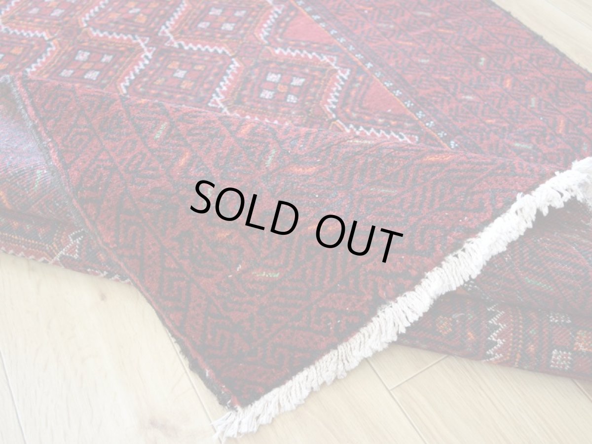 画像15: 良品 ペルシャ 部族絨毯 バルーチ 縦2m 横1m 2㎡ 〜2帖程度 リビング ダイニング 2〜3人掛けソファ センターテーブル サイズ 200 x 105 cm No.R224 天然 肉厚 ウール 手織り トライバル ラグ 敷物 マット カーペット 幾何学模様 ヴィンテージ ビンテージ  赤 レッド 黒 ブラック 濃紺 ダークネイビー b-r224-200105h001031 (15)