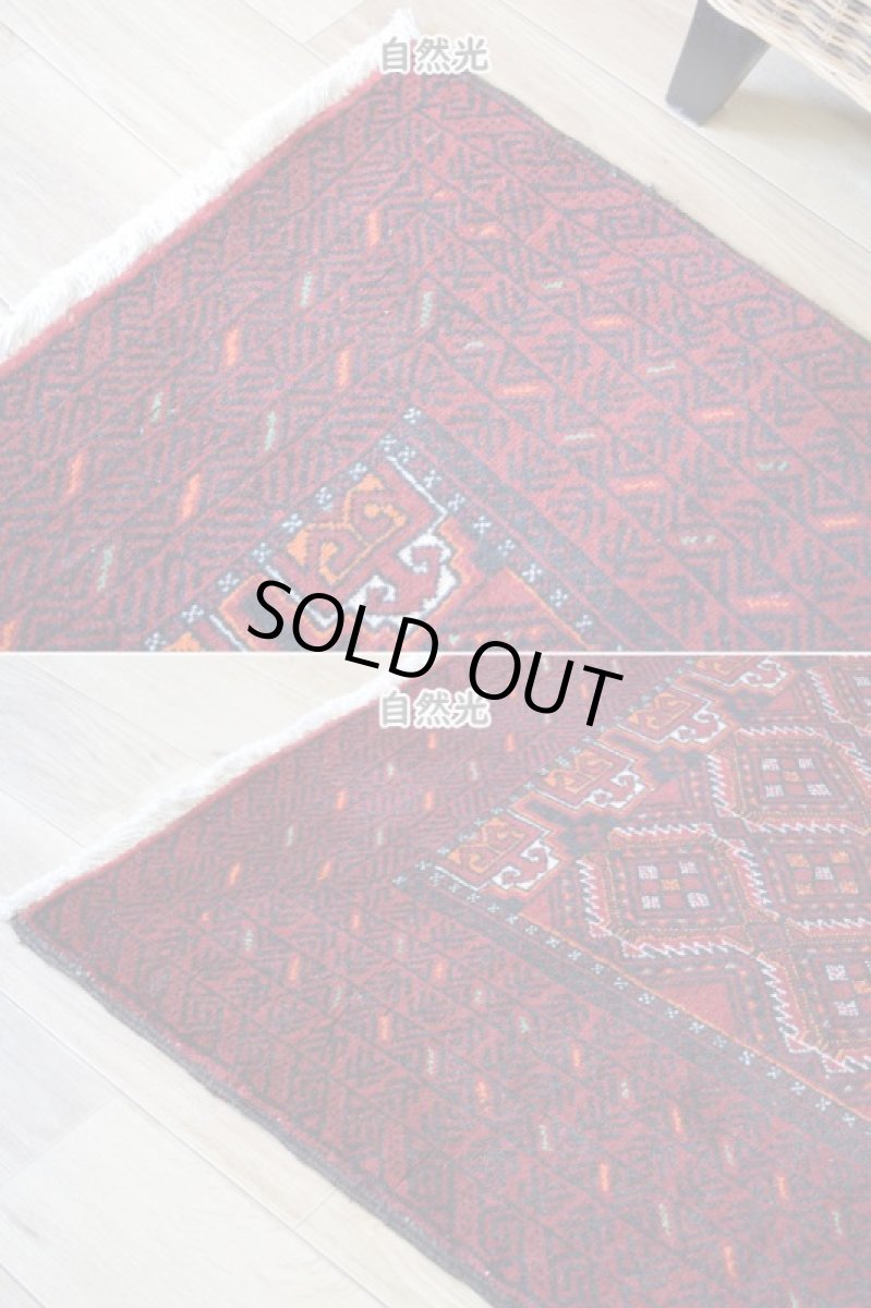 画像7: 良品 ペルシャ 部族絨毯 バルーチ 縦2m 横1m 2㎡ 〜2帖程度 リビング ダイニング 2〜3人掛けソファ センターテーブル サイズ 200 x 105 cm No.R224 天然 肉厚 ウール 手織り トライバル ラグ 敷物 マット カーペット 幾何学模様 ヴィンテージ ビンテージ  赤 レッド 黒 ブラック 濃紺 ダークネイビー b-r224-200105h001031 (7)