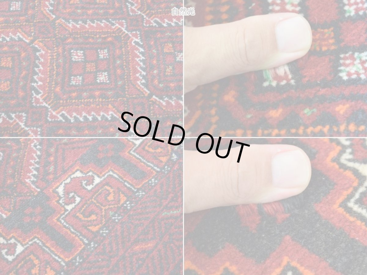 画像17: 良品 ペルシャ 部族絨毯 バルーチ 縦2m 横1m 2㎡ 〜2帖程度 リビング ダイニング 2〜3人掛けソファ センターテーブル サイズ 200 x 105 cm No.R224 天然 肉厚 ウール 手織り トライバル ラグ 敷物 マット カーペット 幾何学模様 ヴィンテージ ビンテージ  赤 レッド 黒 ブラック 濃紺 ダークネイビー b-r224-200105h001031 (17)