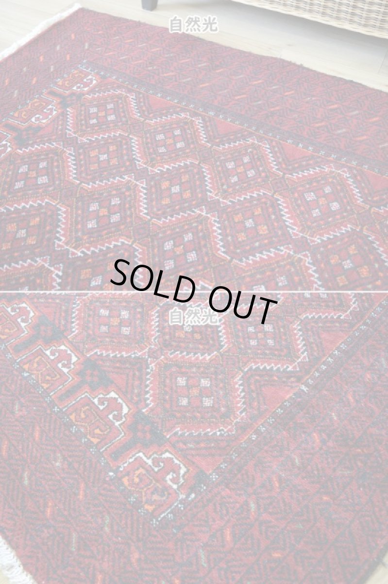 画像6: 良品 ペルシャ 部族絨毯 バルーチ 縦2m 横1m 2㎡ 〜2帖程度 リビング ダイニング 2〜3人掛けソファ センターテーブル サイズ 200 x 105 cm No.R224 天然 肉厚 ウール 手織り トライバル ラグ 敷物 マット カーペット 幾何学模様 ヴィンテージ ビンテージ  赤 レッド 黒 ブラック 濃紺 ダークネイビー b-r224-200105h001031 (6)