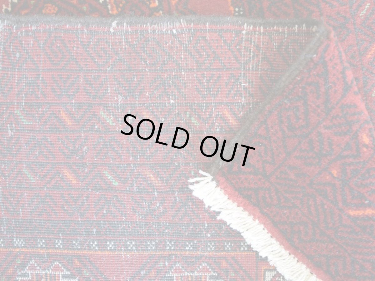 画像16: 良品 ペルシャ 部族絨毯 バルーチ 縦2m 横1m 2㎡ 〜2帖程度 リビング ダイニング 2〜3人掛けソファ センターテーブル サイズ 200 x 105 cm No.R224 天然 肉厚 ウール 手織り トライバル ラグ 敷物 マット カーペット 幾何学模様 ヴィンテージ ビンテージ  赤 レッド 黒 ブラック 濃紺 ダークネイビー b-r224-200105h001031 (16)