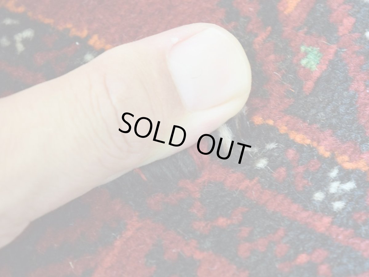 画像12: 良品 ペルシャ 部族絨毯 バルーチ 縦2m 横1m 2㎡ 〜2帖程度 リビング ダイニング 2〜3人掛けソファ センターテーブル サイズ 200 x 105 cm No.R224 天然 肉厚 ウール 手織り トライバル ラグ 敷物 マット カーペット 幾何学模様 ヴィンテージ ビンテージ  赤 レッド 黒 ブラック 濃紺 ダークネイビー b-r224-200105h001031 (12)