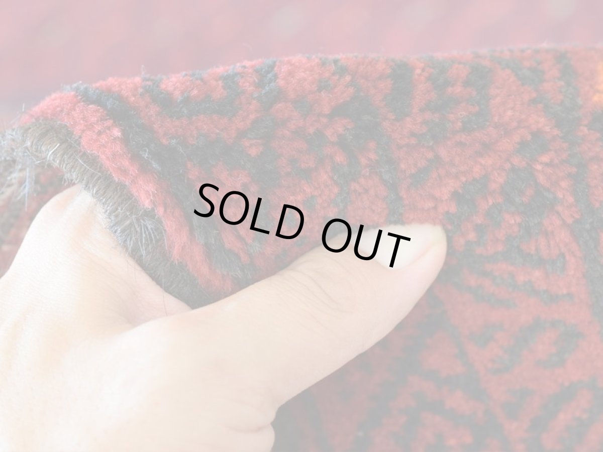 画像14: 良品 ペルシャ 部族絨毯 バルーチ 縦2m 横1m 2㎡ 〜2帖程度 リビング ダイニング 2〜3人掛けソファ センターテーブル サイズ 200 x 105 cm No.R224 天然 肉厚 ウール 手織り トライバル ラグ 敷物 マット カーペット 幾何学模様 ヴィンテージ ビンテージ  赤 レッド 黒 ブラック 濃紺 ダークネイビー b-r224-200105h001031 (14)