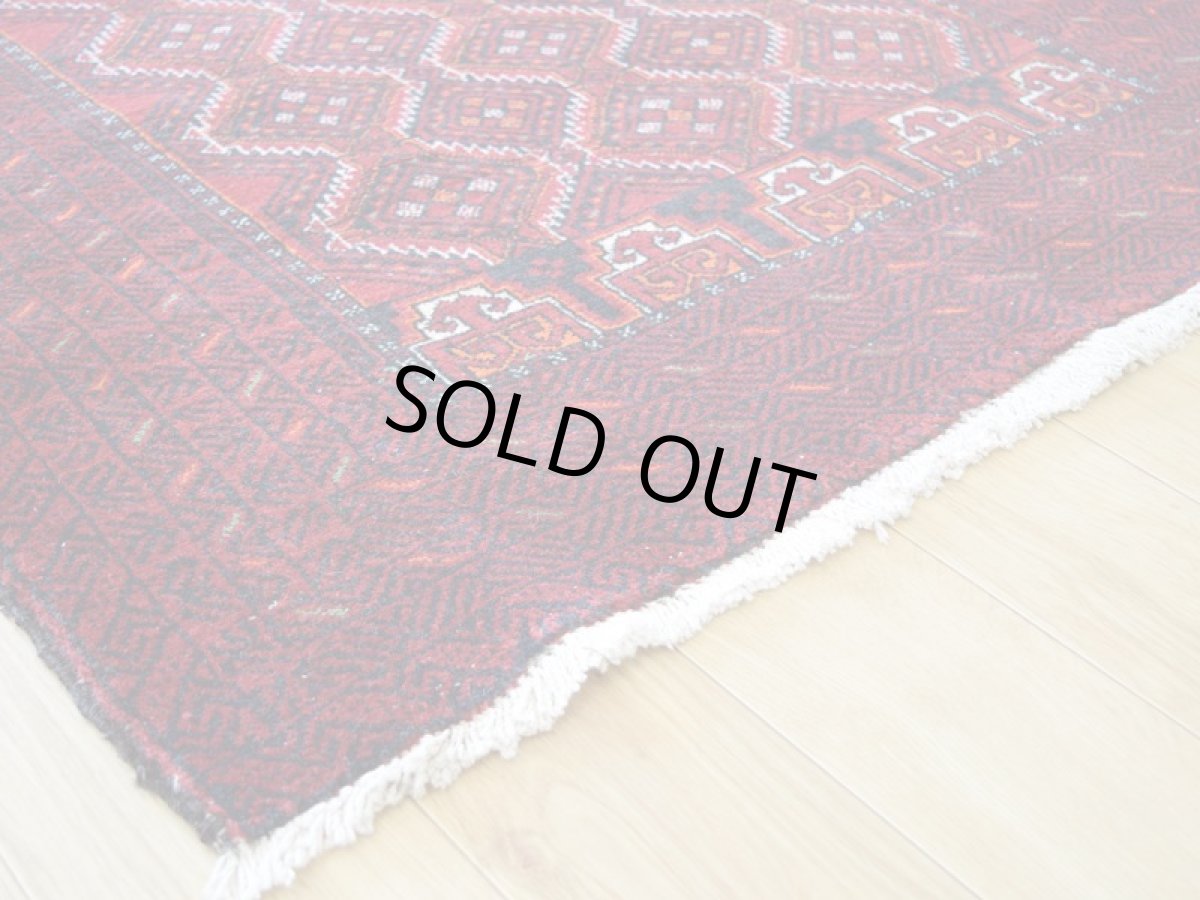 画像11: 良品 ペルシャ 部族絨毯 バルーチ 縦2m 横1m 2㎡ 〜2帖程度 リビング ダイニング 2〜3人掛けソファ センターテーブル サイズ 200 x 105 cm No.R224 天然 肉厚 ウール 手織り トライバル ラグ 敷物 マット カーペット 幾何学模様 ヴィンテージ ビンテージ  赤 レッド 黒 ブラック 濃紺 ダークネイビー b-r224-200105h001031 (11)