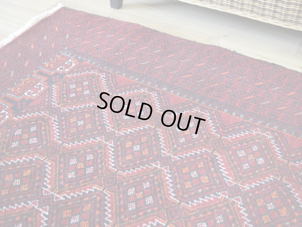 画像9: 良品 ペルシャ 部族絨毯 バルーチ 縦2m 横1m 2㎡ 〜2帖程度 リビング ダイニング 2〜3人掛けソファ センターテーブル サイズ 200 x 105 cm No.R224 天然 肉厚 ウール 手織り トライバル ラグ 敷物 マット カーペット 幾何学模様 ヴィンテージ ビンテージ  赤 レッド 黒 ブラック 濃紺 ダークネイビー b-r224-200105h001031 (9)