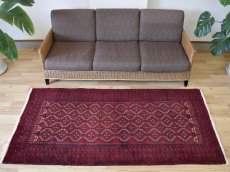 画像1: 良品 ペルシャ 部族絨毯 バルーチ 縦2m 横1m 2㎡ 〜2帖程度 リビング ダイニング 2〜3人掛けソファ センターテーブル サイズ 200 x 105 cm No.R224 天然 肉厚 ウール 手織り トライバル ラグ 敷物 マット カーペット 幾何学模様 ヴィンテージ ビンテージ  赤 レッド 黒 ブラック 濃紺 ダークネイビー b-r224-200105h001031 (1)
