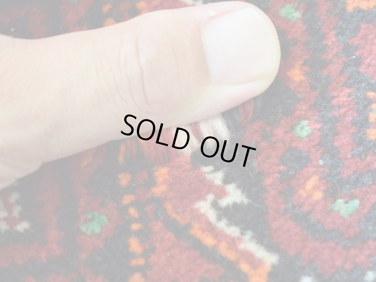 画像13: 良品 ペルシャ 部族絨毯 バルーチ 縦2m 横1m 2㎡ 〜2帖程度 リビング ダイニング 2〜3人掛けソファ センターテーブル サイズ 200 x 105 cm No.R224 天然 肉厚 ウール 手織り トライバル ラグ 敷物 マット カーペット 幾何学模様 ヴィンテージ ビンテージ  赤 レッド 黒 ブラック 濃紺 ダークネイビー b-r224-200105h001031 (13)