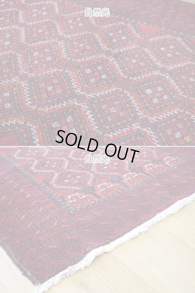 画像8: 良品 ペルシャ 部族絨毯 バルーチ 縦2m 横1m 2㎡ 〜2帖程度 リビング ダイニング 2〜3人掛けソファ センターテーブル サイズ 200 x 105 cm No.R224 天然 肉厚 ウール 手織り トライバル ラグ 敷物 マット カーペット 幾何学模様 ヴィンテージ ビンテージ  赤 レッド 黒 ブラック 濃紺 ダークネイビー b-r224-200105h001031 (8)