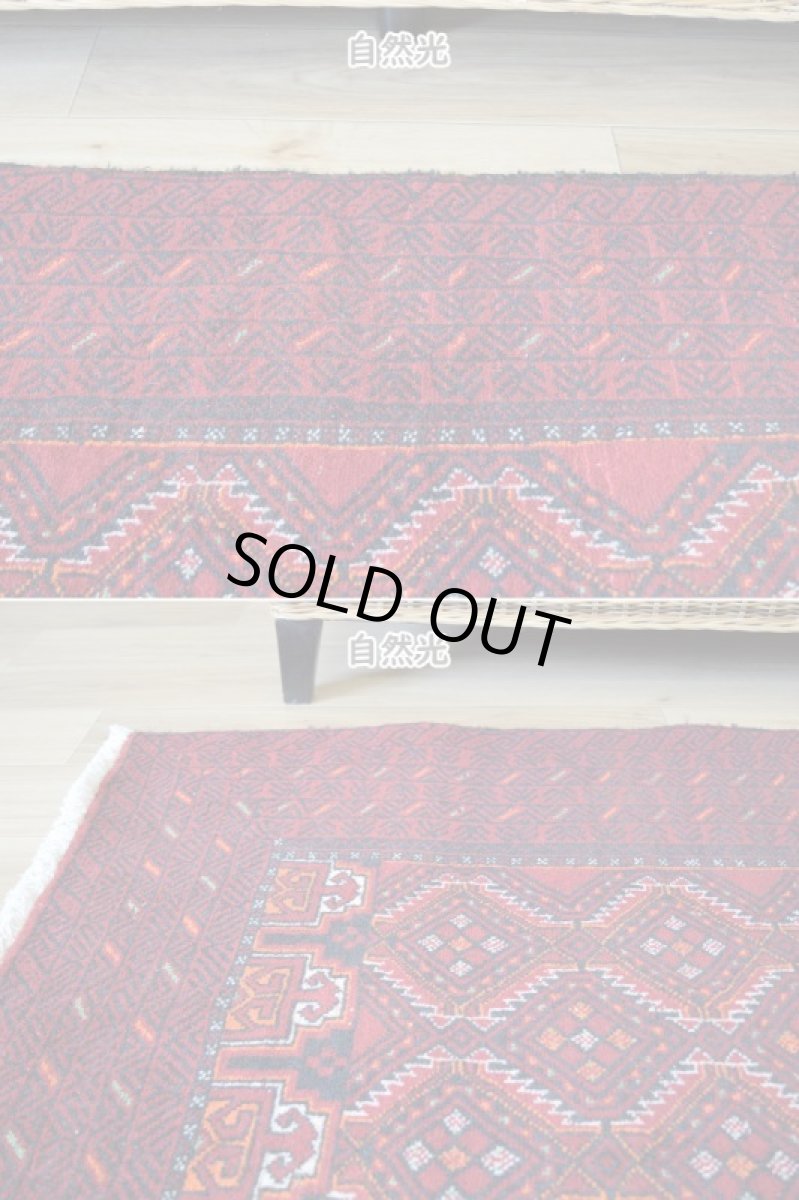 画像5: 良品 ペルシャ 部族絨毯 バルーチ 縦2m 横1m 2㎡ 〜2帖程度 リビング ダイニング 2〜3人掛けソファ センターテーブル サイズ 200 x 105 cm No.R224 天然 肉厚 ウール 手織り トライバル ラグ 敷物 マット カーペット 幾何学模様 ヴィンテージ ビンテージ  赤 レッド 黒 ブラック 濃紺 ダークネイビー b-r224-200105h001031 (5)