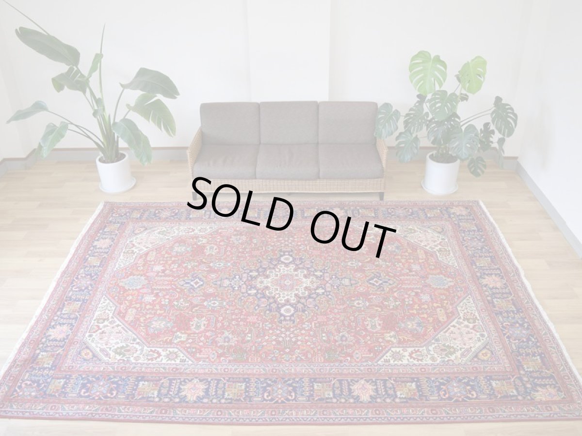 画像2: 良品 ペルシャ 絨毯 タブリーズ 縦3.5m 横2.5m 9㎡ 〜10帖 リビング ダイニング 客室 大判 サイズ 350 x 245 cm No.A149 天然 ウール 手織り ハンドメイド ラグ マット カーペット レッド 赤 メダリオン コーナー 大きなお部屋に 中古品に抵抗のある方にもおすすめです。 b-a149-350245h055517 (2)