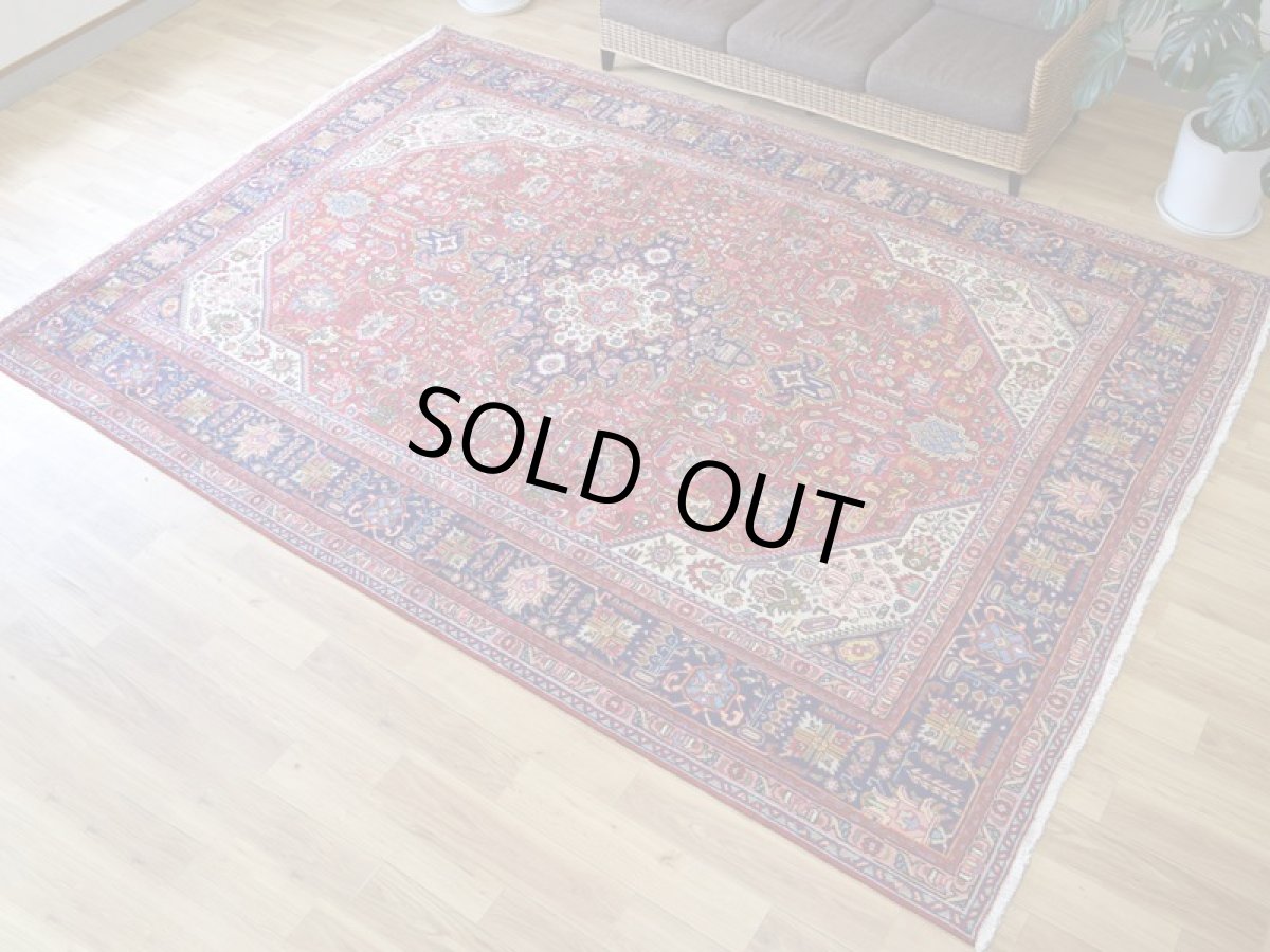 画像3: 良品 ペルシャ 絨毯 タブリーズ 縦3.5m 横2.5m 9㎡ 〜10帖 リビング ダイニング 客室 大判 サイズ 350 x 245 cm No.A149 天然 ウール 手織り ハンドメイド ラグ マット カーペット レッド 赤 メダリオン コーナー 大きなお部屋に 中古品に抵抗のある方にもおすすめです。 b-a149-350245h055517 (3)