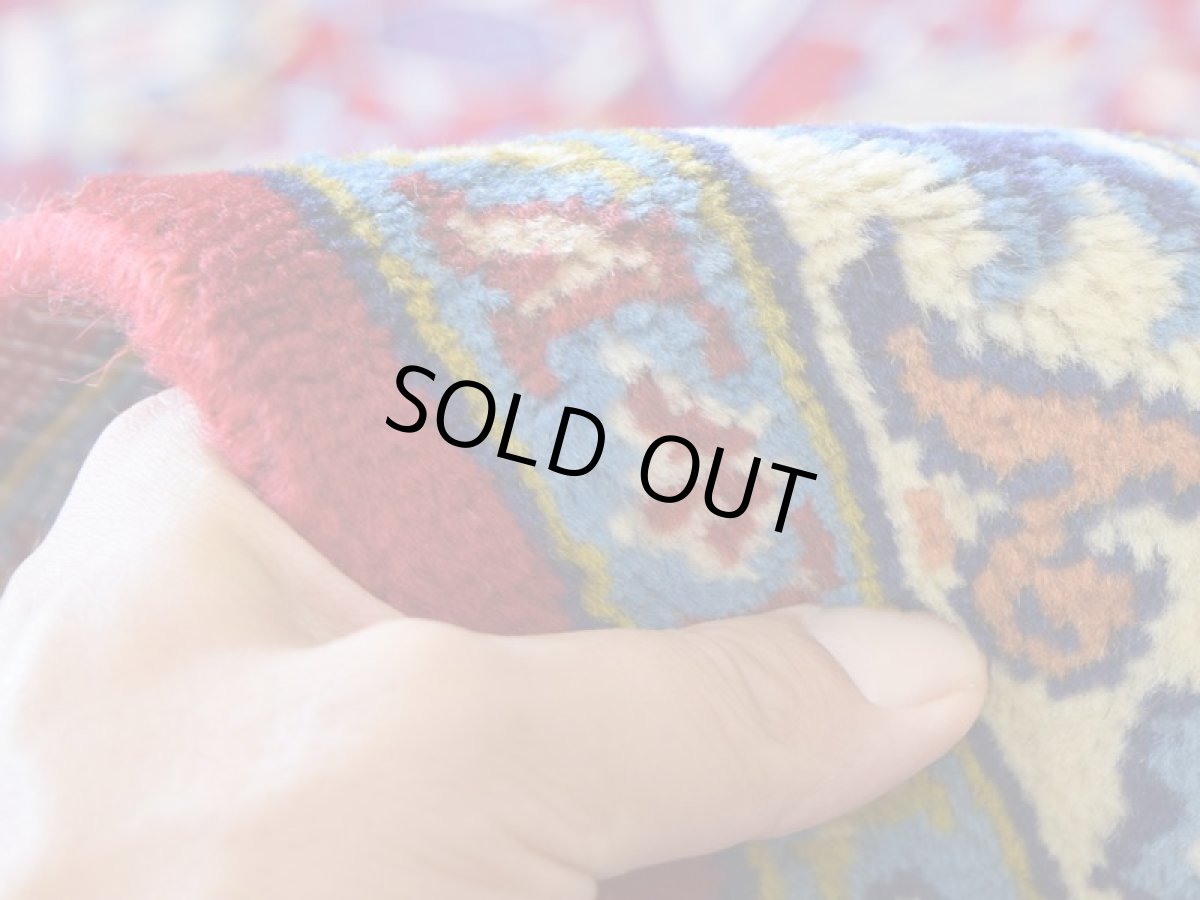 画像11: 良品 ペルシャ 絨毯 ナジャファバド 縦3.5m 横2.5m 約9㎡ 〜6-8帖 リビング ダイニング 客室 大判 サイズ 349 x 235 cm No.A10 天然 ウール 手織り ハンドメイド ラグ マット カーペット レッド 赤 メダリオン コーナー 大きなお部屋に 中古品に抵抗のある方にもおすすめです。 b-a10-349235h085457 (11)