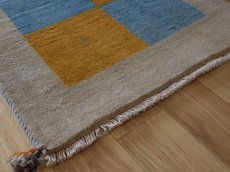画像4: 新品 ペルシャ ギャッベ No.1511 - 116 × 75 cm 縦1.2m アクセントラグ 1-2人掛けソファ 玄関マット サイズ 肉厚 天然 ウール ギャベ 手織り リーズバフト ハンドメイド ラグ 絨毯 カーペット 動物  パネルデザイン 黄色 水色 青 生成り クリーム 原毛系 n-1511-116075s801041 (4)