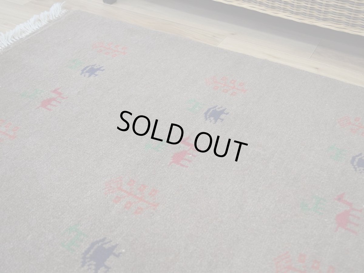 画像9: 新品 ペルシャ ギャッベ 縦2m 横1.5m 2.5㎡ リビング ダイニング 2-3人掛けソファ サイズ 188 × 138 cm No.R429 肉厚 天然 ウール ギャベ 手織り ハンドメイド ラグ 絨毯 カーペット リビングダイニングルームやベッドサイドに ブラウン 茶 動物 植物柄 n-r429-188138h031071 (9)