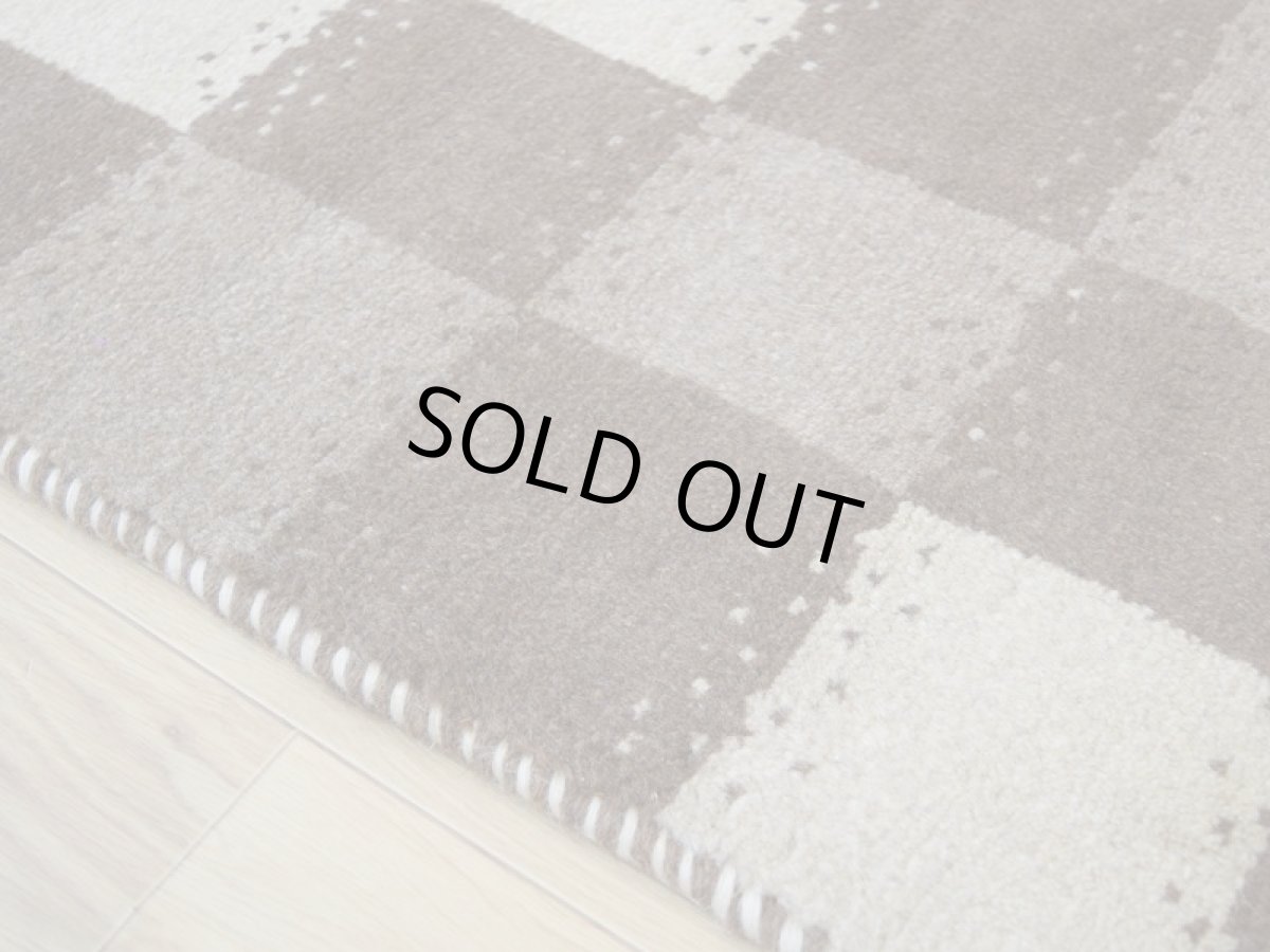 画像9: 新品 ペルシャ ギャッベ 縦2m 横1.5m 3㎡ 〜3帖 リビング ダイニング 2-3人掛けソファサイズ 200 × 159 cm No.1468 天然 肉厚 ウール ギャベ 手織り ハンドメイド ラグ 絨毯 カーペット ベージュ クリーム ブラウン  原毛系 ボーダー リビングダイニングルームやベッドサイドに n-1468-200159h071032 (9)