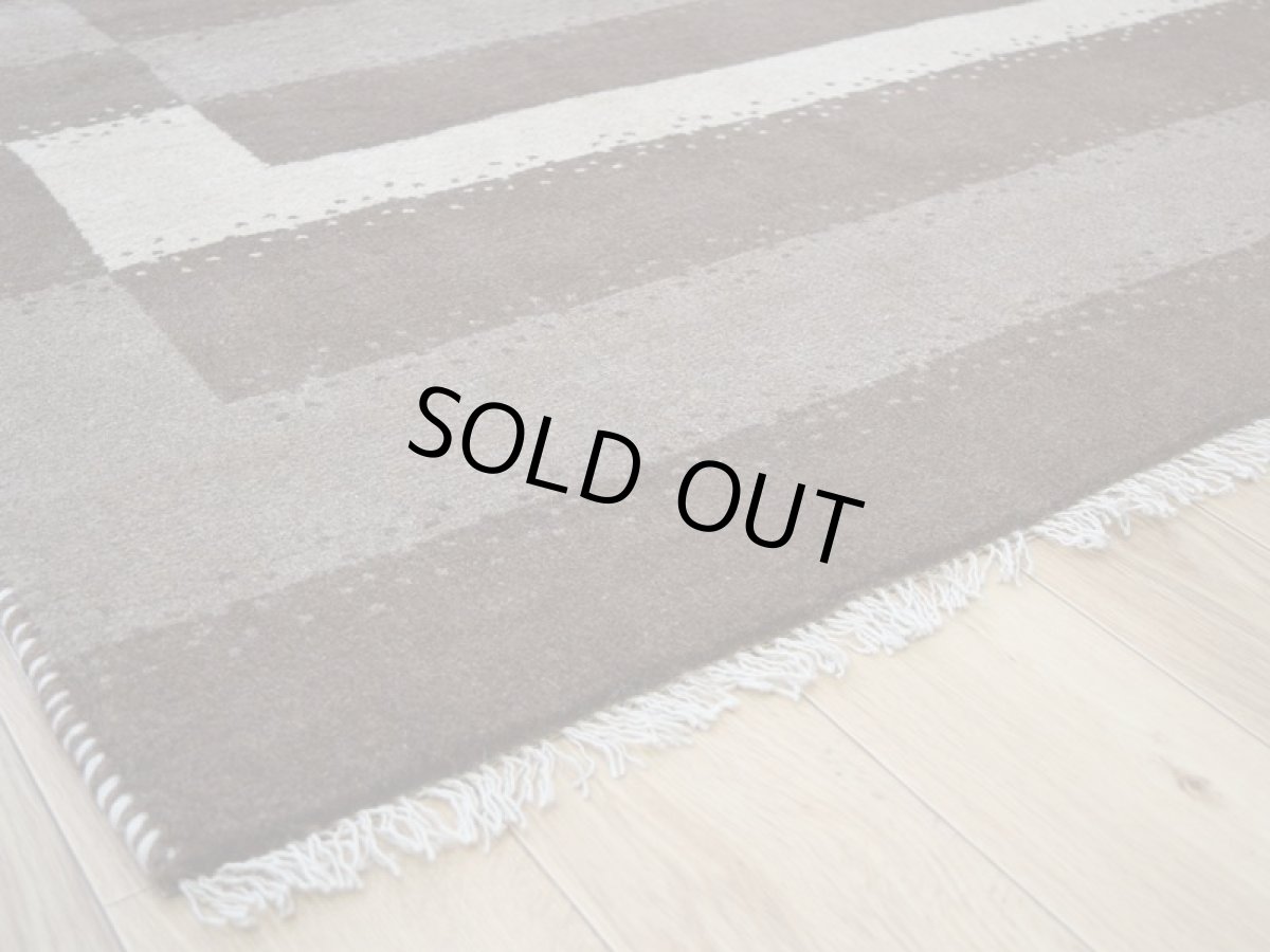 画像10: 新品 ペルシャ ギャッベ 縦2m 横1.5m 3㎡ 〜3帖 リビング ダイニング 2-3人掛けソファサイズ 200 × 159 cm No.1468 天然 肉厚 ウール ギャベ 手織り ハンドメイド ラグ 絨毯 カーペット ベージュ クリーム ブラウン  原毛系 ボーダー リビングダイニングルームやベッドサイドに n-1468-200159h071032 (10)