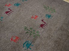 画像11: 新品 ペルシャ ギャッベ 縦2m 横1.5m 2.5㎡ リビング ダイニング 2-3人掛けソファ サイズ 192 × 137 cm No.R403 肉厚 天然 ウール ギャベ 手織り ハンドメイド ラグ 絨毯 カーペット リビングダイニングルームやベッドサイドに ブラウン 茶 動物 植物柄 n-r403-192137h031071 (11)