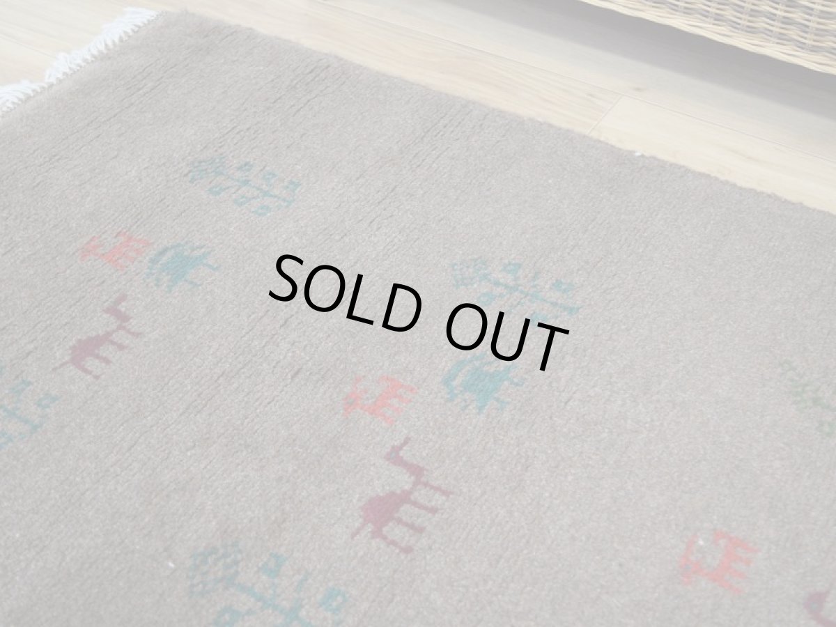 画像9: 新品 ペルシャ ギャッベ 縦2m 横1.5m 2.5㎡ リビング ダイニング 2-3人掛けソファ サイズ 192 × 137 cm No.R403 肉厚 天然 ウール ギャベ 手織り ハンドメイド ラグ 絨毯 カーペット リビングダイニングルームやベッドサイドに ブラウン 茶 動物 植物柄 n-r403-192137h031071 (9)