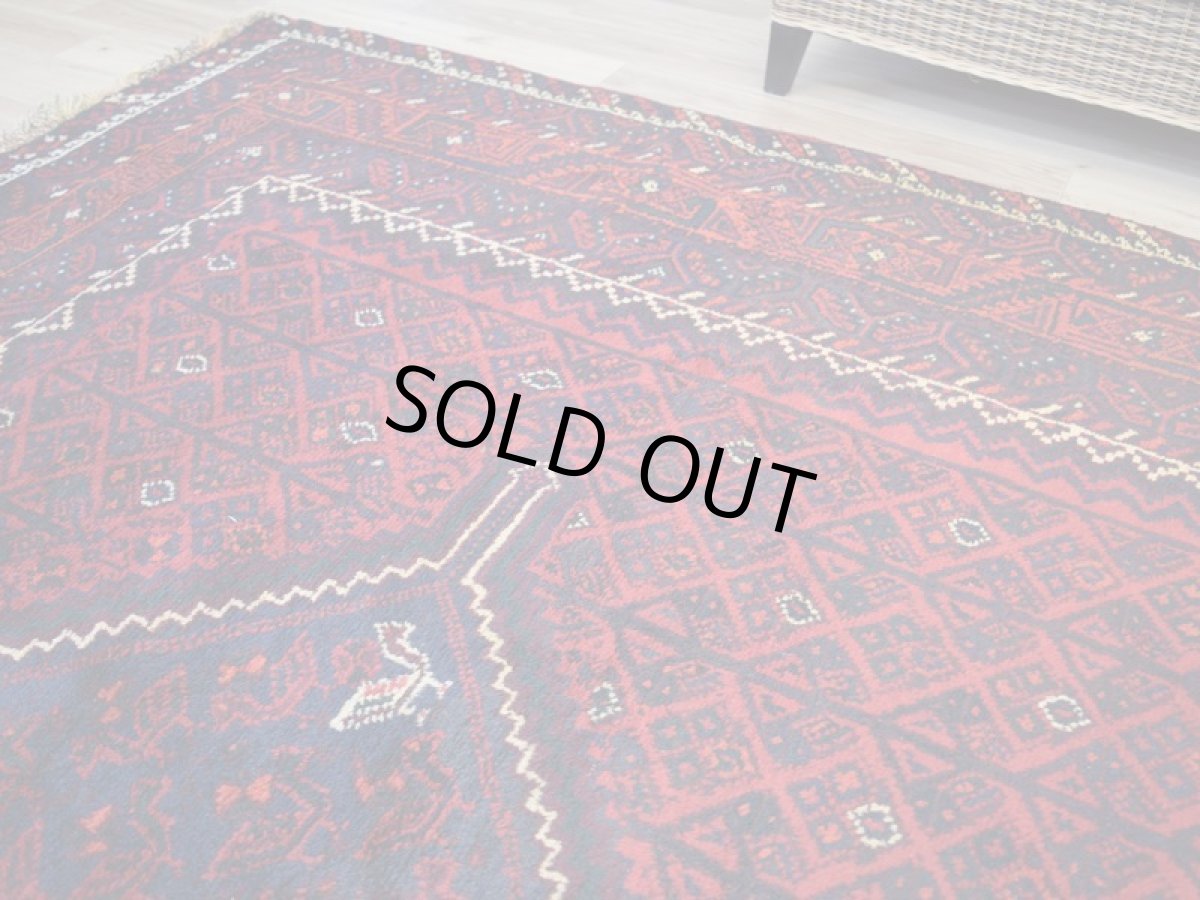 画像3: 新品同様 デッドストック 未使用美品 ペルシャ 部族絨毯 シラーズ 産  325 x 230 cm No.AD397 縦3m 横2m 7.2㎡ ~7.5帖 リビング ダイニング 3人掛けソファ コーナーソファ サイズ ウール 手織り ハンドメイド トライバル ラグ カーペット 赤 レッド 黒 ブラック 濃紺 ダークネイビー 民族柄 nab-ad397-325230h067689 (3)