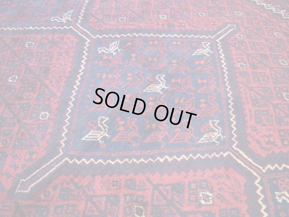 画像4: 新品同様 デッドストック 未使用美品 ペルシャ 部族絨毯 シラーズ 産  325 x 230 cm No.AD397 縦3m 横2m 7.2㎡ ~7.5帖 リビング ダイニング 3人掛けソファ コーナーソファ サイズ ウール 手織り ハンドメイド トライバル ラグ カーペット 赤 レッド 黒 ブラック 濃紺 ダークネイビー 民族柄 nab-ad397-325230h067689 (4)