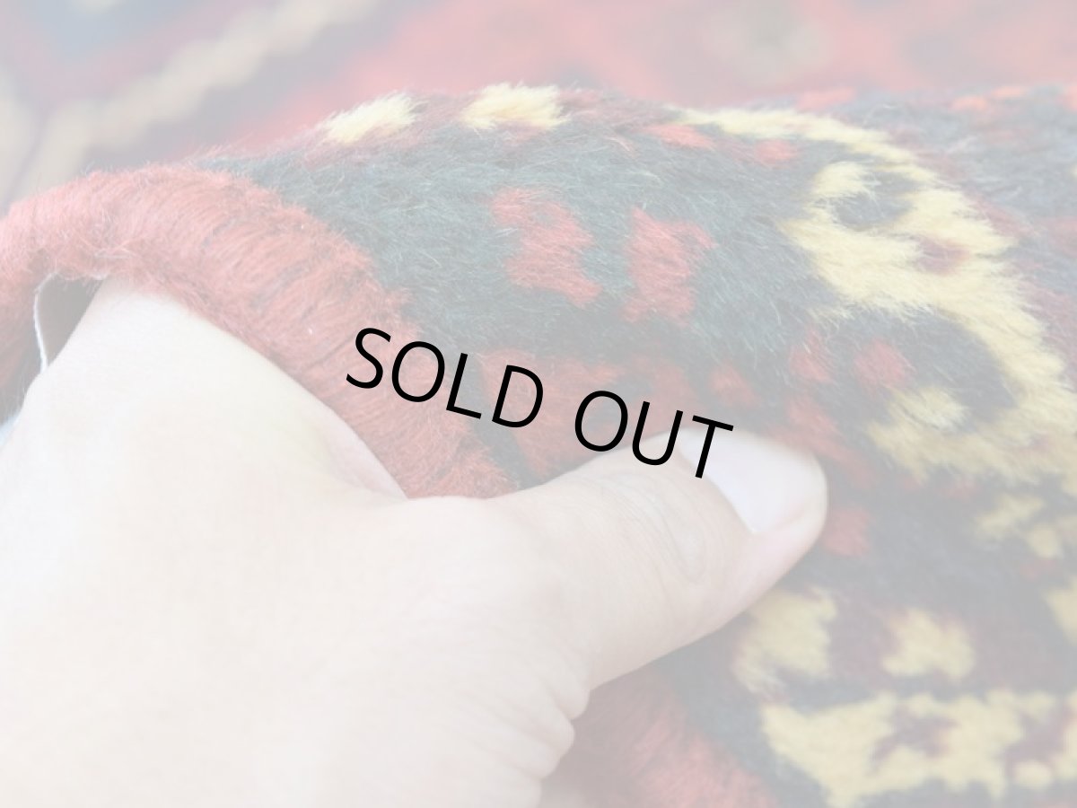 画像7: 新品同様 デッドストック 未使用美品 ペルシャ 部族絨毯 シラーズ 産  325 x 230 cm No.AD397 縦3m 横2m 7.2㎡ ~7.5帖 リビング ダイニング 3人掛けソファ コーナーソファ サイズ ウール 手織り ハンドメイド トライバル ラグ カーペット 赤 レッド 黒 ブラック 濃紺 ダークネイビー 民族柄 nab-ad397-325230h067689 (7)