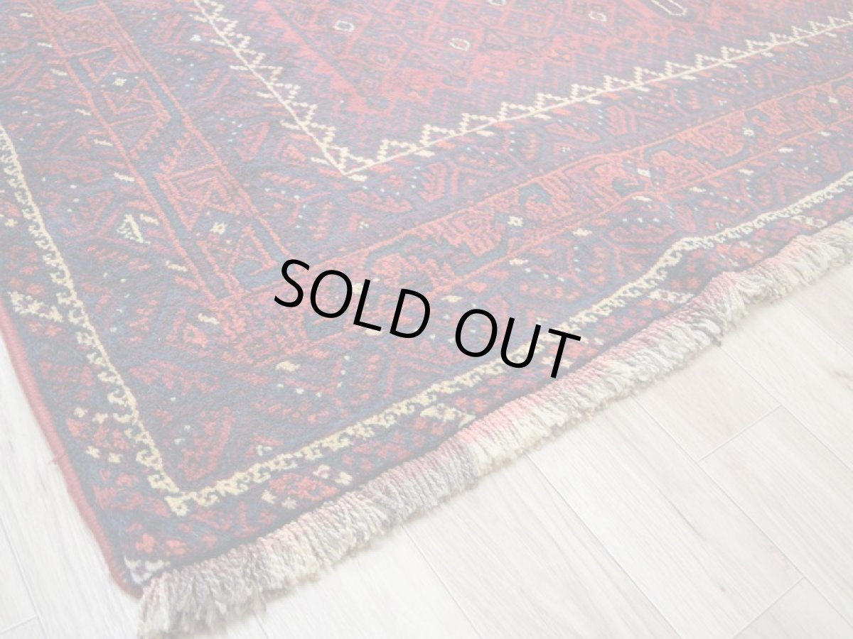 画像5: 新品同様 デッドストック 未使用美品 ペルシャ 部族絨毯 シラーズ 産  325 x 230 cm No.AD397 縦3m 横2m 7.2㎡ ~7.5帖 リビング ダイニング 3人掛けソファ コーナーソファ サイズ ウール 手織り ハンドメイド トライバル ラグ カーペット 赤 レッド 黒 ブラック 濃紺 ダークネイビー 民族柄 nab-ad397-325230h067689 (5)