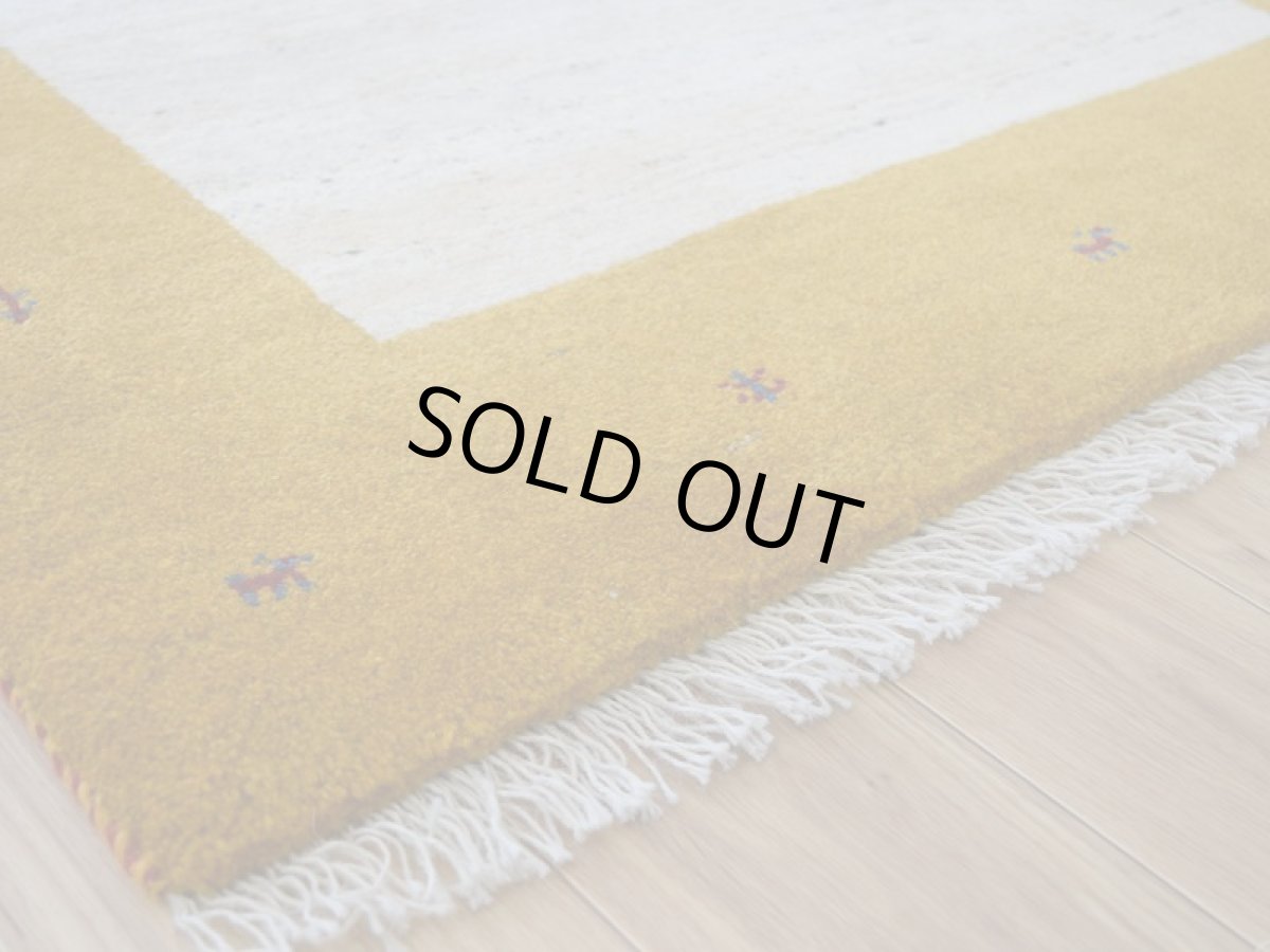 画像11: 新品 ペルシャ ギャッベ 162 × 104 cm No.1959 縦1.7m 横1m 〜1帖 2人掛けソファ サイズ 肉厚 天然 草木染 ウール ギャベ 手織り ハンドメイド ラグ 絨毯 カーペット ロリバフト リビングルームソファ足元やベッドサイドに 生成り クリーム 黄色 イエロー  n-1959-162104s251002 (11)