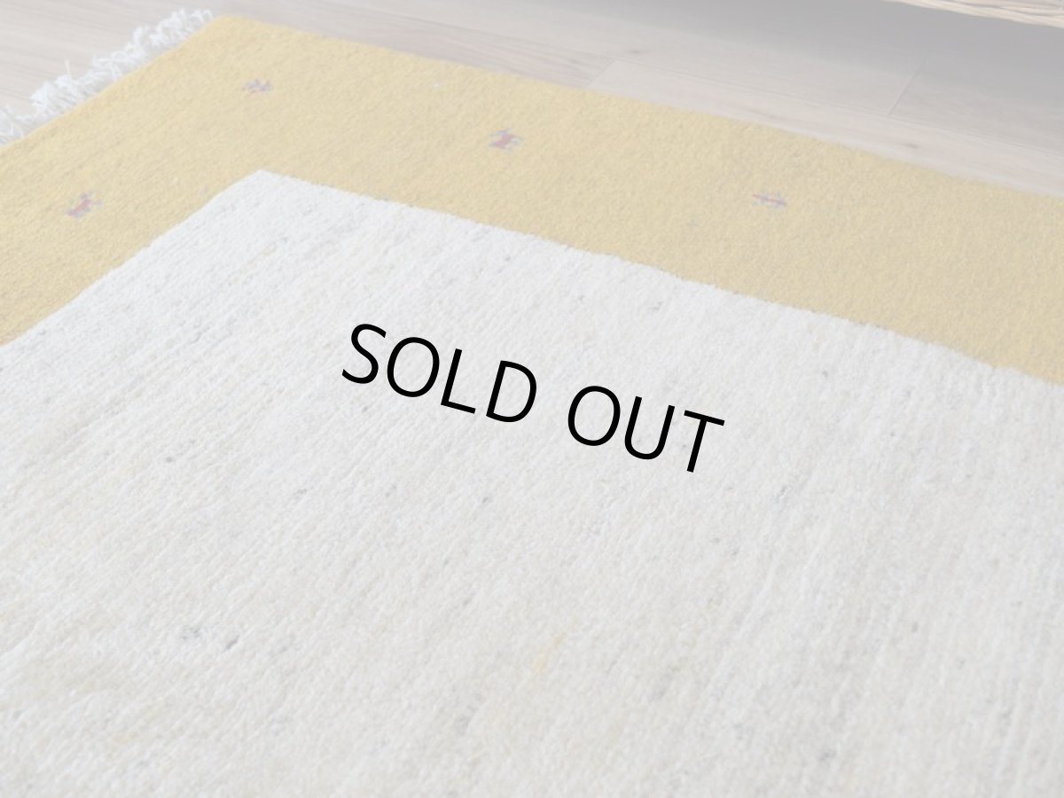 画像9: 新品 ペルシャ ギャッベ 162 × 104 cm No.1959 縦1.7m 横1m 〜1帖 2人掛けソファ サイズ 肉厚 天然 草木染 ウール ギャベ 手織り ハンドメイド ラグ 絨毯 カーペット ロリバフト リビングルームソファ足元やベッドサイドに 生成り クリーム 黄色 イエロー  n-1959-162104s251002 (9)