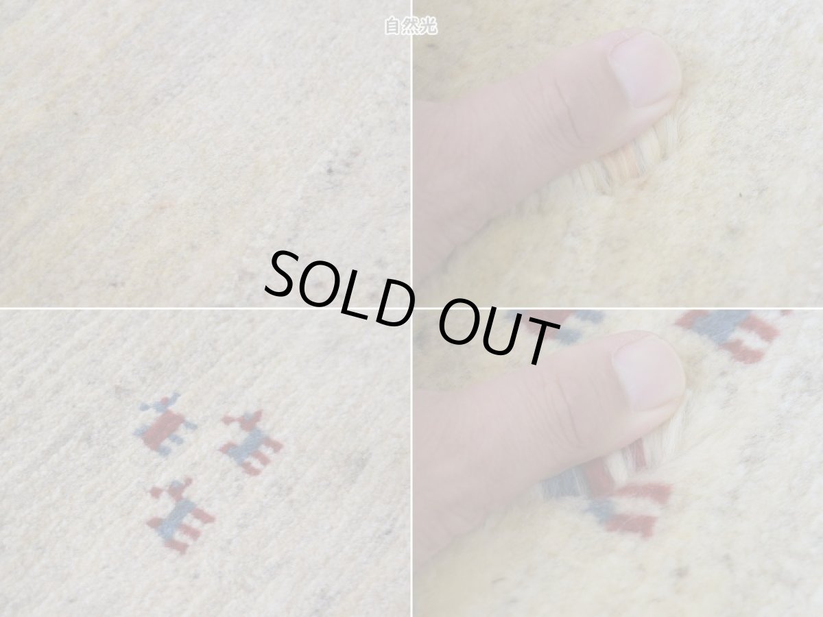 画像17: 新品 ペルシャ ギャッベ 162 × 104 cm No.1959 縦1.7m 横1m 〜1帖 2人掛けソファ サイズ 肉厚 天然 草木染 ウール ギャベ 手織り ハンドメイド ラグ 絨毯 カーペット ロリバフト リビングルームソファ足元やベッドサイドに 生成り クリーム 黄色 イエロー  n-1959-162104s251002 (17)