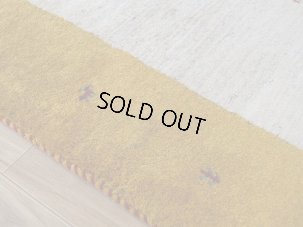 画像10: 新品 ペルシャ ギャッベ 162 × 104 cm No.1959 縦1.7m 横1m 〜1帖 2人掛けソファ サイズ 肉厚 天然 草木染 ウール ギャベ 手織り ハンドメイド ラグ 絨毯 カーペット ロリバフト リビングルームソファ足元やベッドサイドに 生成り クリーム 黄色 イエロー  n-1959-162104s251002 (10)