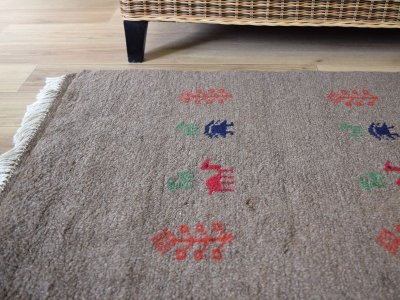 画像1: 新品 ペルシャ ギャッベ 縦2m 横1.5m 2.5㎡ リビング ダイニング 2-3人掛けソファ サイズ 195 × 137 cm No.R402 肉厚 天然 ウール ギャベ 手織り ハンドメイド ラグ 絨毯 カーペット リビングダイニングルームやベッドサイドに ブラウン 茶 動物 植物柄 n-r402-195137h031071
