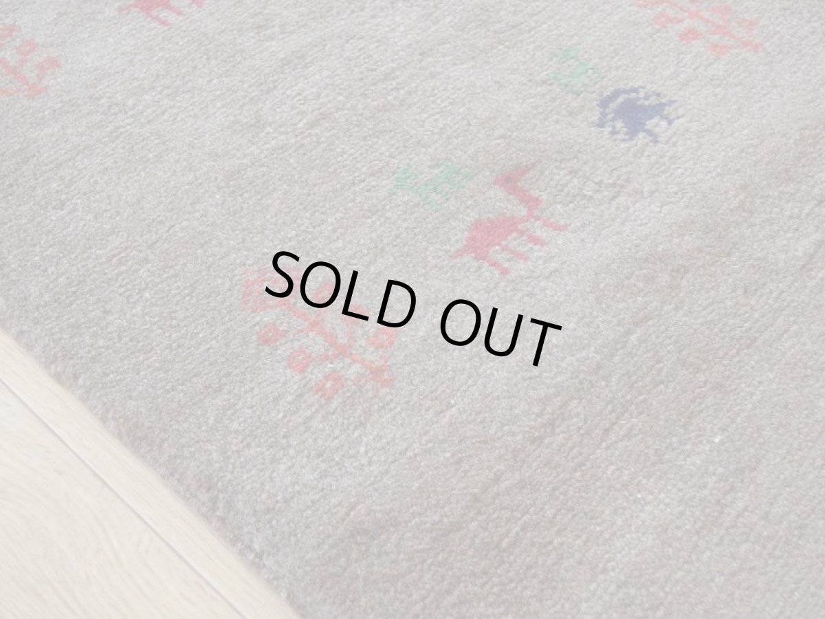 画像10: 新品 ペルシャ ギャッベ 縦2m 横1.5m 2.5㎡ リビング ダイニング 2-3人掛けソファ サイズ 195 × 137 cm No.R402 肉厚 天然 ウール ギャベ 手織り ハンドメイド ラグ 絨毯 カーペット リビングダイニングルームやベッドサイドに ブラウン 茶 動物 植物柄 n-r402-195137h031071 (10)