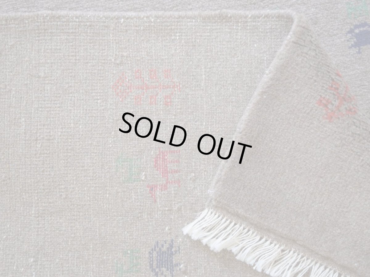 画像15: 新品 ペルシャ ギャッベ 縦2m 横1.5m 2.5㎡ リビング ダイニング 2-3人掛けソファ サイズ 195 × 137 cm No.R402 肉厚 天然 ウール ギャベ 手織り ハンドメイド ラグ 絨毯 カーペット リビングダイニングルームやベッドサイドに ブラウン 茶 動物 植物柄 n-r402-195137h031071 (15)