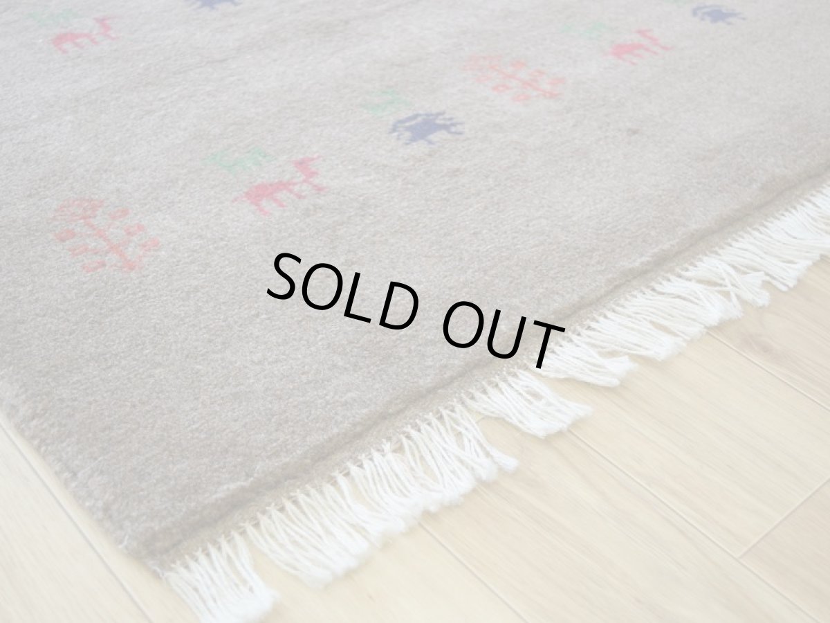 画像11: 新品 ペルシャ ギャッベ 縦2m 横1.5m 2.5㎡ リビング ダイニング 2-3人掛けソファ サイズ 195 × 137 cm No.R402 肉厚 天然 ウール ギャベ 手織り ハンドメイド ラグ 絨毯 カーペット リビングダイニングルームやベッドサイドに ブラウン 茶 動物 植物柄 n-r402-195137h031071 (11)