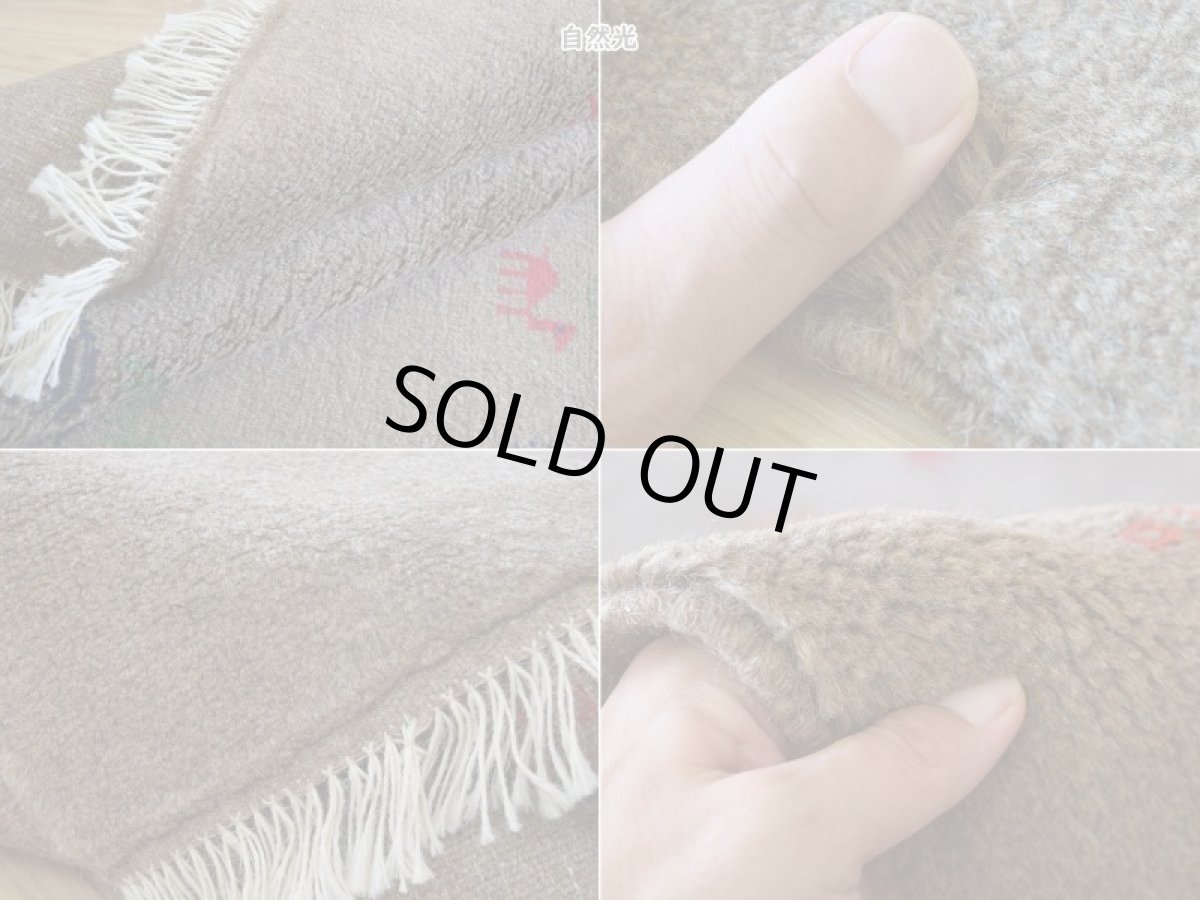 画像18: 新品 ペルシャ ギャッベ 縦2m 横1.5m 2.5㎡ リビング ダイニング 2-3人掛けソファ サイズ 195 × 137 cm No.R402 肉厚 天然 ウール ギャベ 手織り ハンドメイド ラグ 絨毯 カーペット リビングダイニングルームやベッドサイドに ブラウン 茶 動物 植物柄 n-r402-195137h031071 (18)
