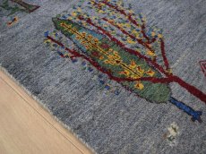 画像10: 新品 ペルシャ ギャッベ 235 × 143 cm No.A616 縦2.5m 横1.5m 3.5㎡ 〜4帖程度 リビング ダイニング 2-3人掛けソファサイズ 肉厚 ウール ギャベ 手織り リーズバフト ハンドメイド ラグ 絨毯 カーペット 生命の樹 糸杉 動物 ヤギ 羊 鳥 柄 ライトグレー インディゴブルー リビングダイニングルームやベッドサイドに  n-a616-235143h996967 (10)