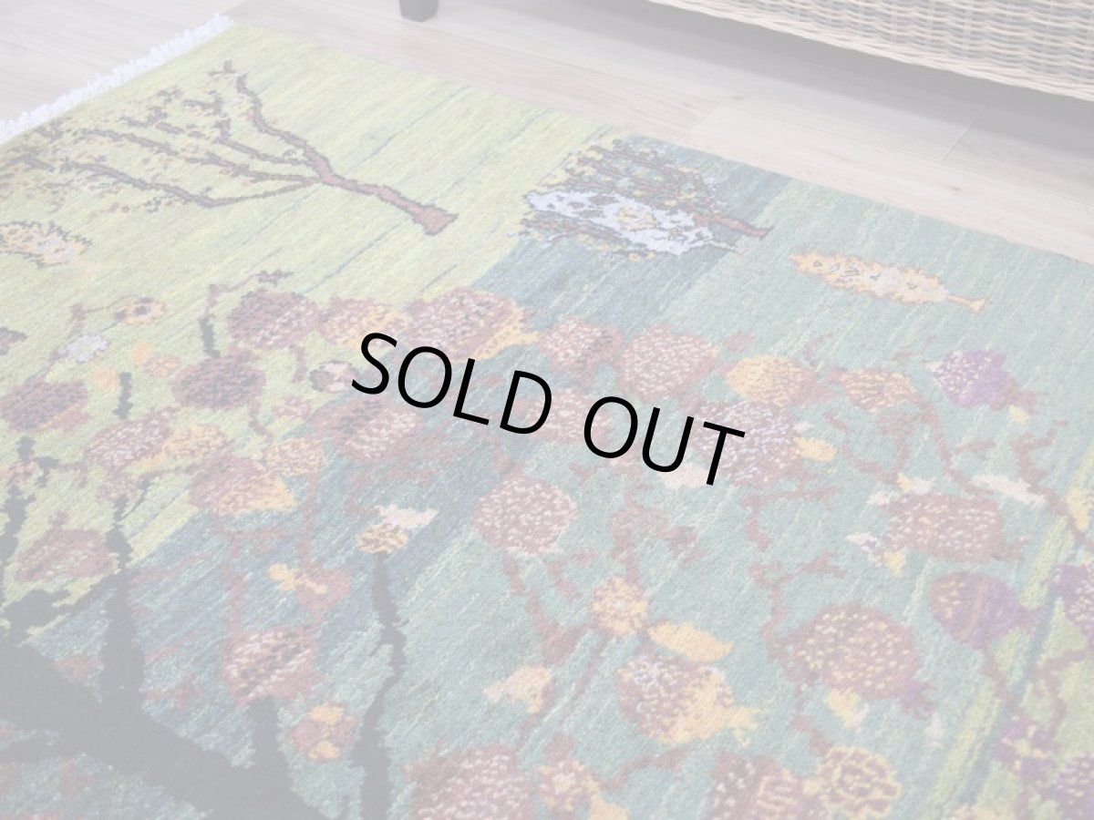 画像9: 新品 ペルシャ ギャッベ 204 × 140 cm No.A620 縦2m 横1.5m 3㎡ 〜3帖程度 リビング ダイニング 2-3人掛けソファサイズ 肉厚 ウール ギャベ 手織り リーズバフト ハンドメイド ラグ 絨毯 カーペット ザクロの木 生命の樹 糸杉 緑 グリーン リビングダイニングルームやベッドサイドに  n-a620-204140h226808 (9)